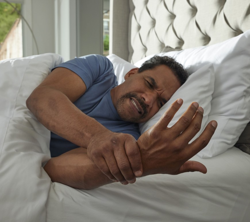 Perona en la cama se toma la mano