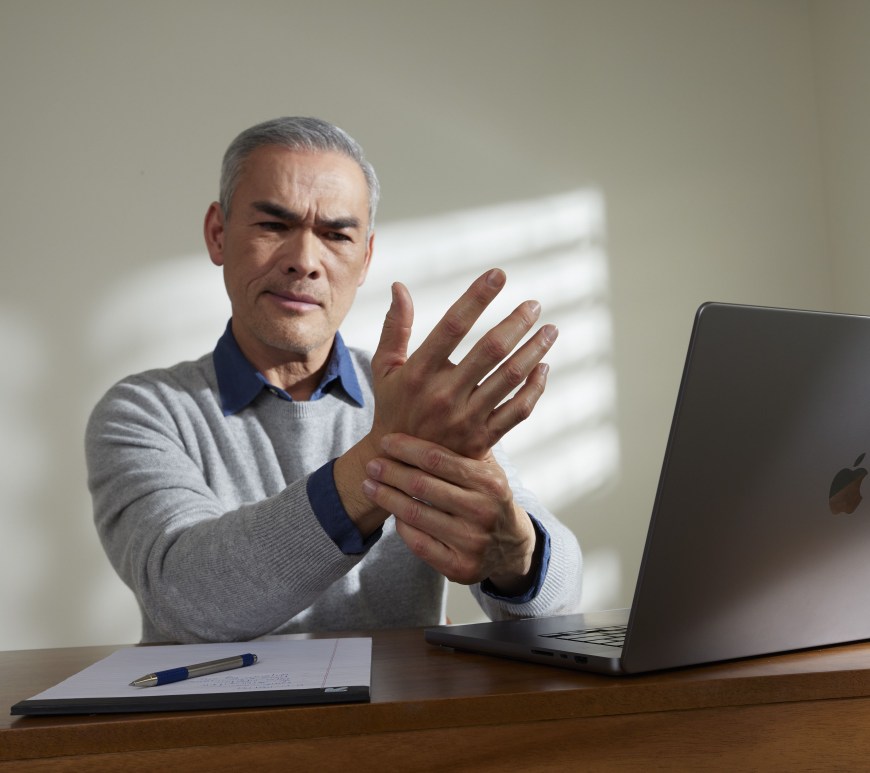 Persona en oficina se toma lamano