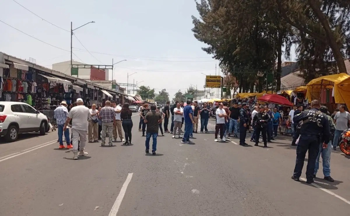 Manifestantes en mercado de Granaditas