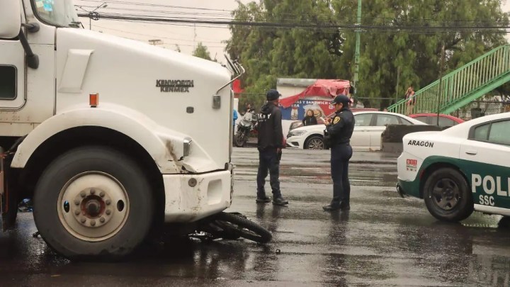 Accidente moto debajo de trailer