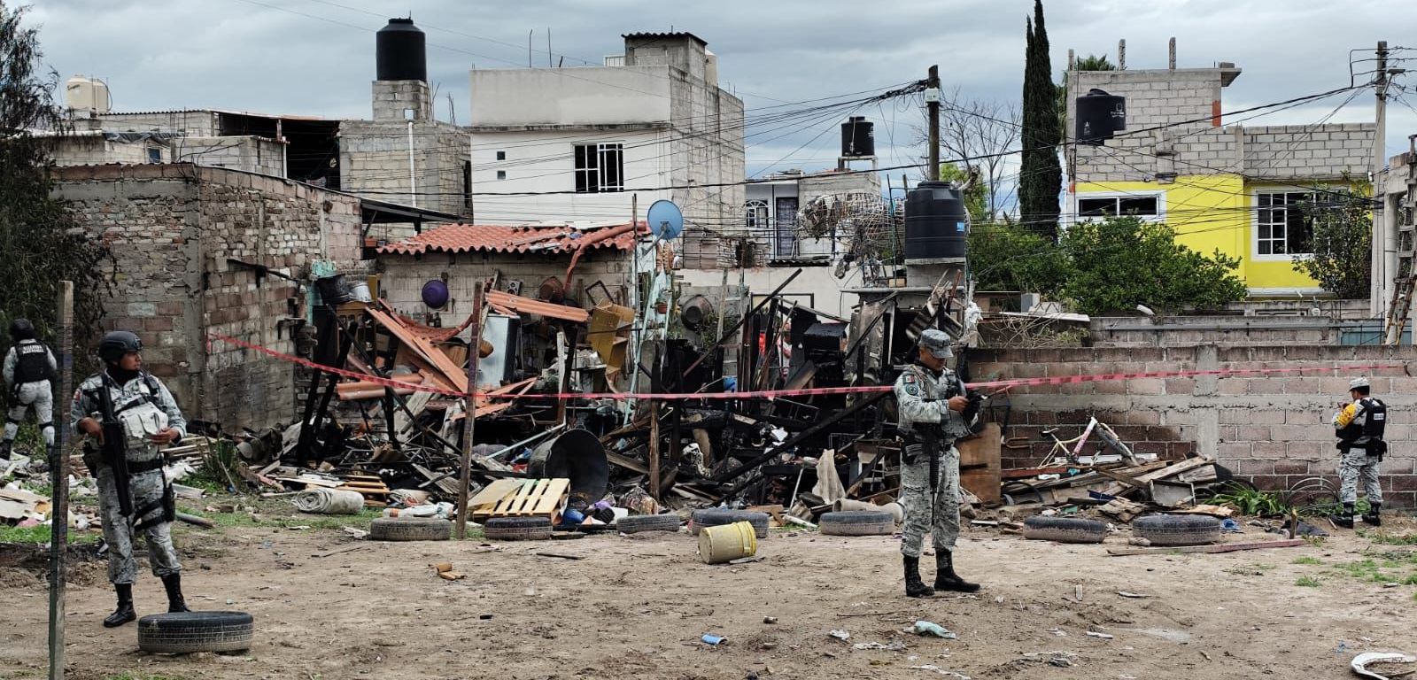 Militares patrullan calle