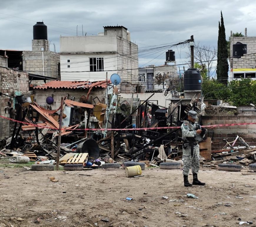 Militares patrullan calle