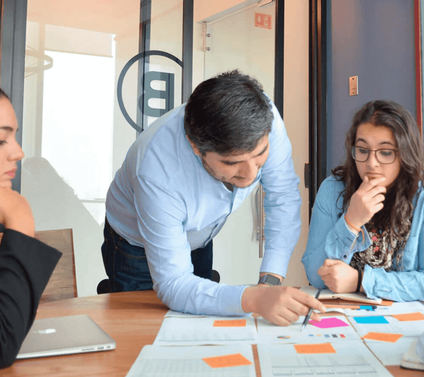 Mesa de trabajo en oficina