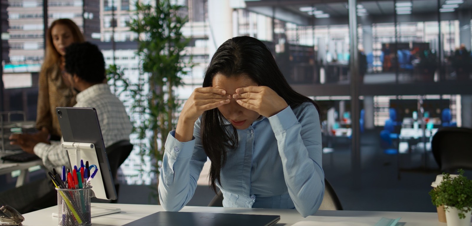 Mujer estresada sobre la mesa