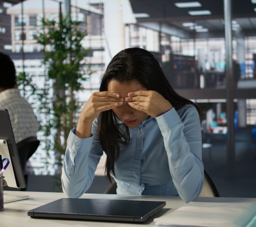 Mujer estresada sobre la mesa