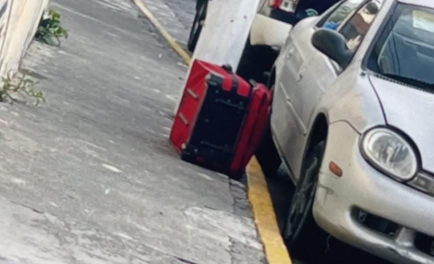 Maleta en la calle