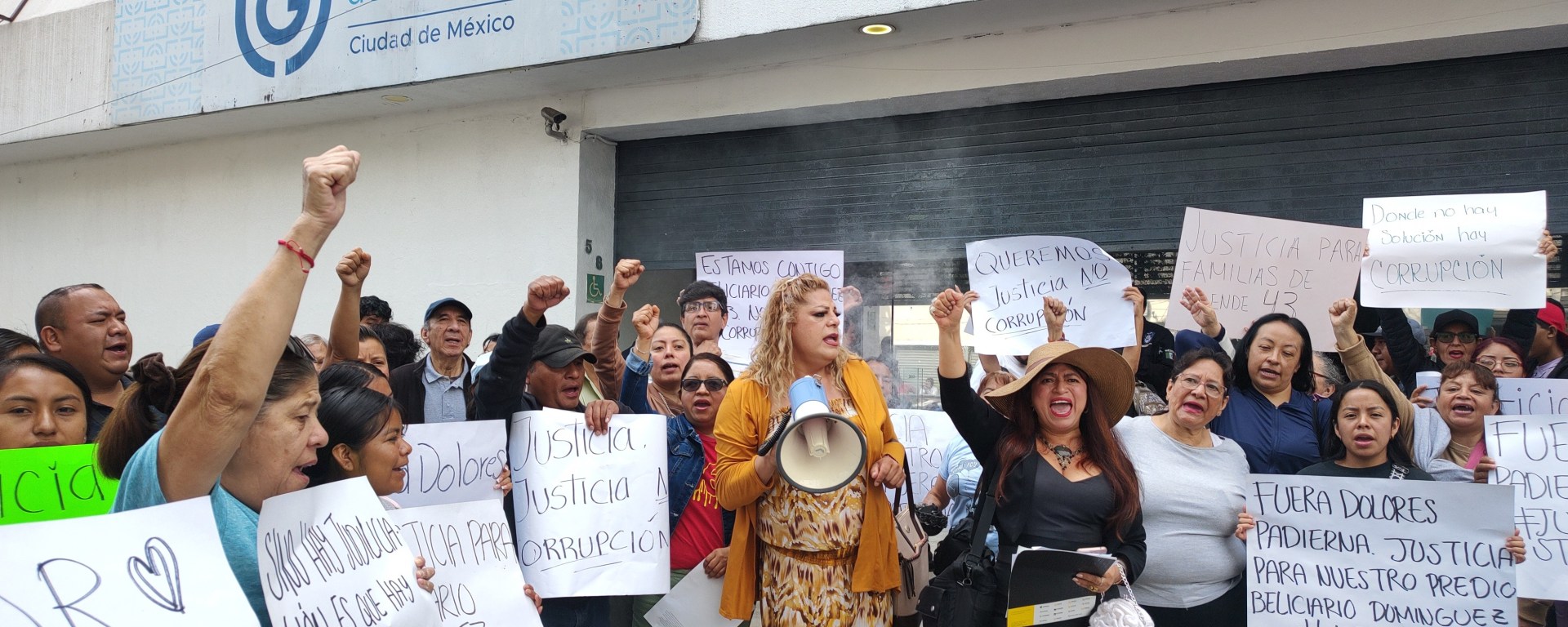Manifestantes en la Fiscalía capitalina