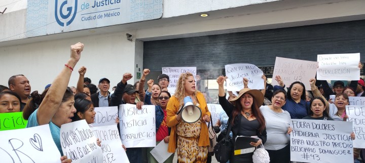Manifestantes en la Fiscalía capitalina