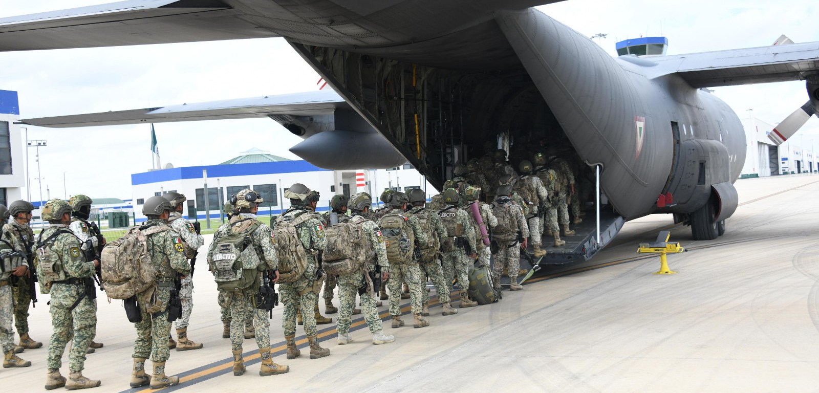 Militares suben a avion