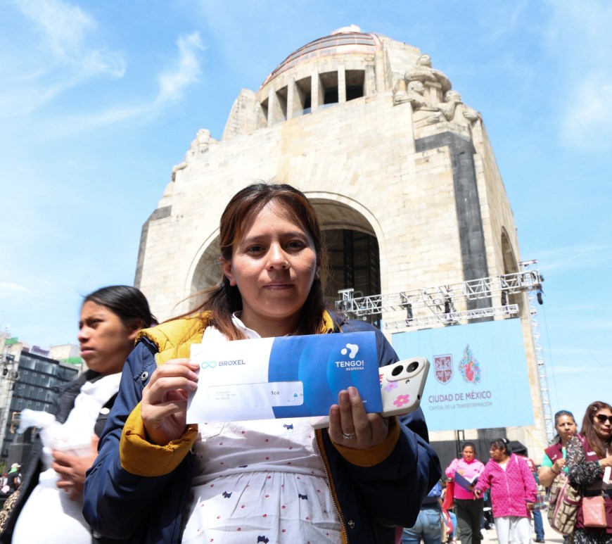 Mujer con tarjeta de apoyo social