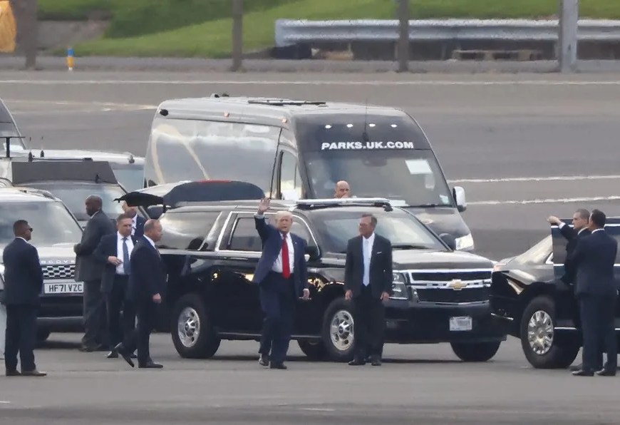 Donald Trump | EFE/ Tolga Akmen