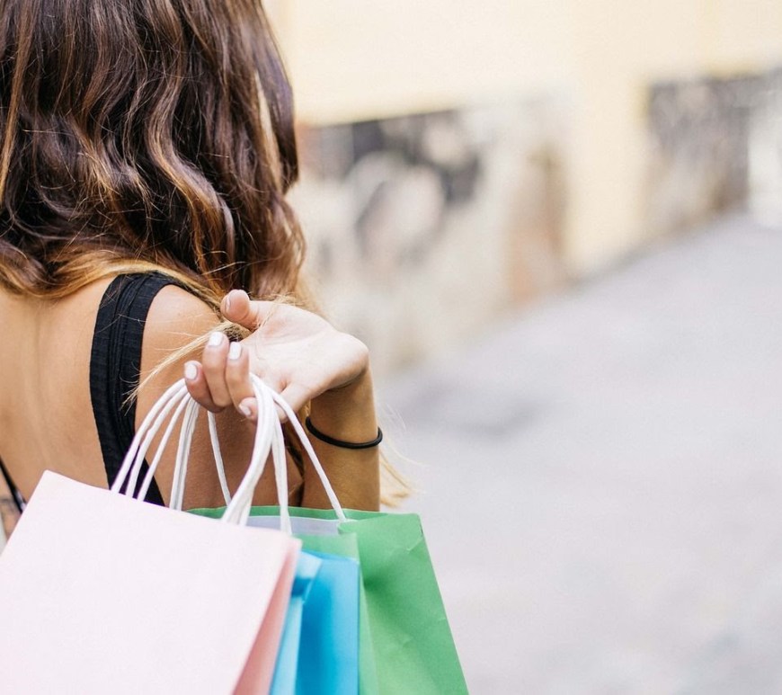 Mujer con bolsas de compra