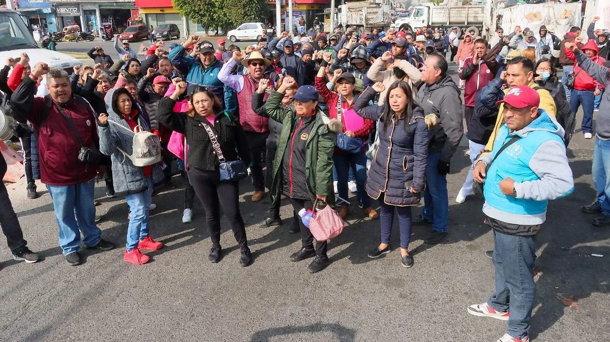 Manifestantes bloquean vialidad