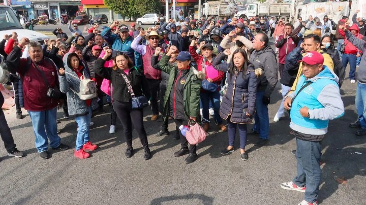 Manifestantes bloquean vialidad