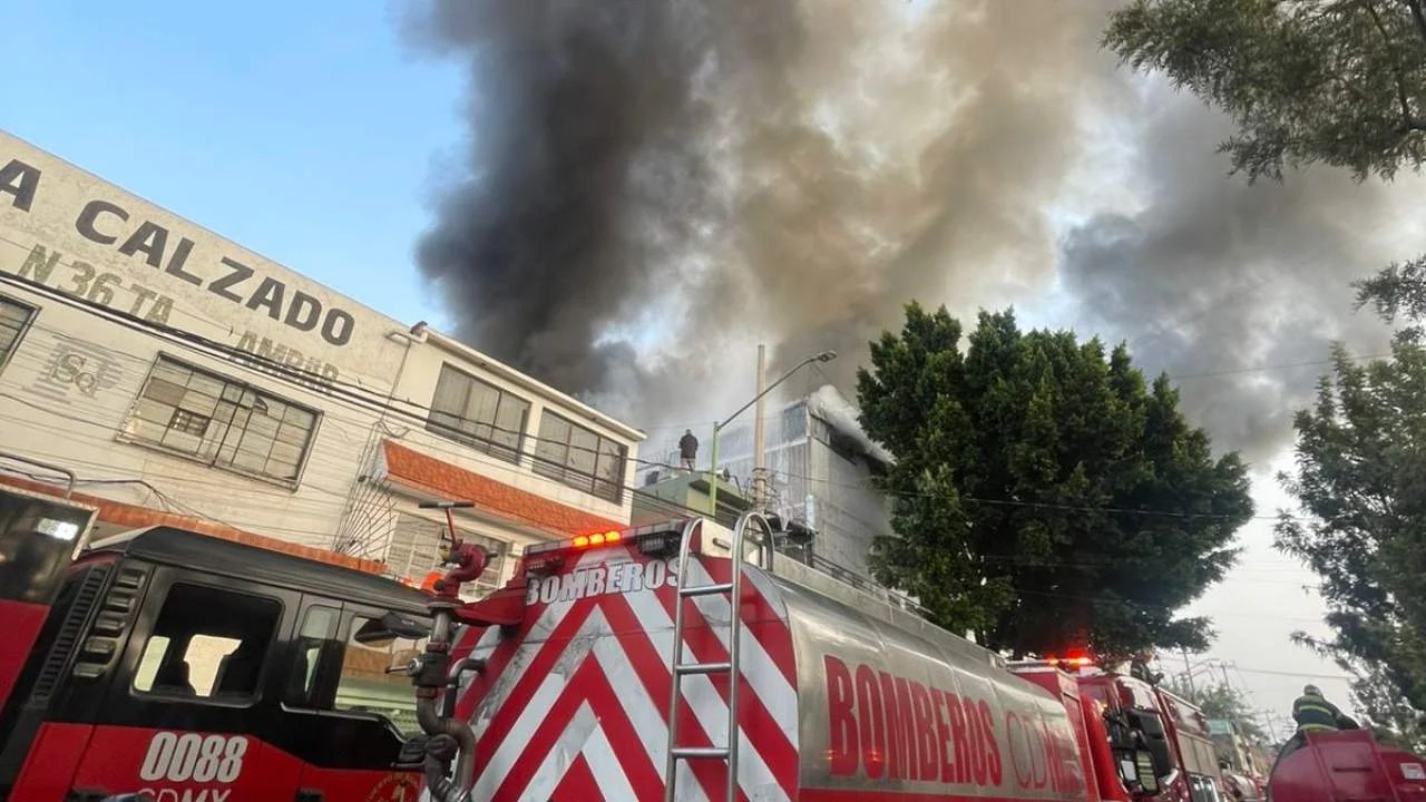 Camion de bomberos en incendio