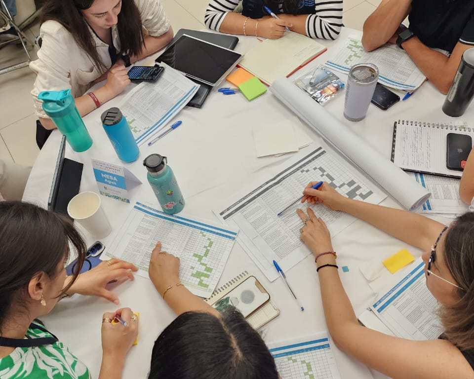 Personas trabajan en mesa