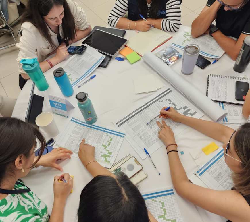 Personas trabajan en mesa