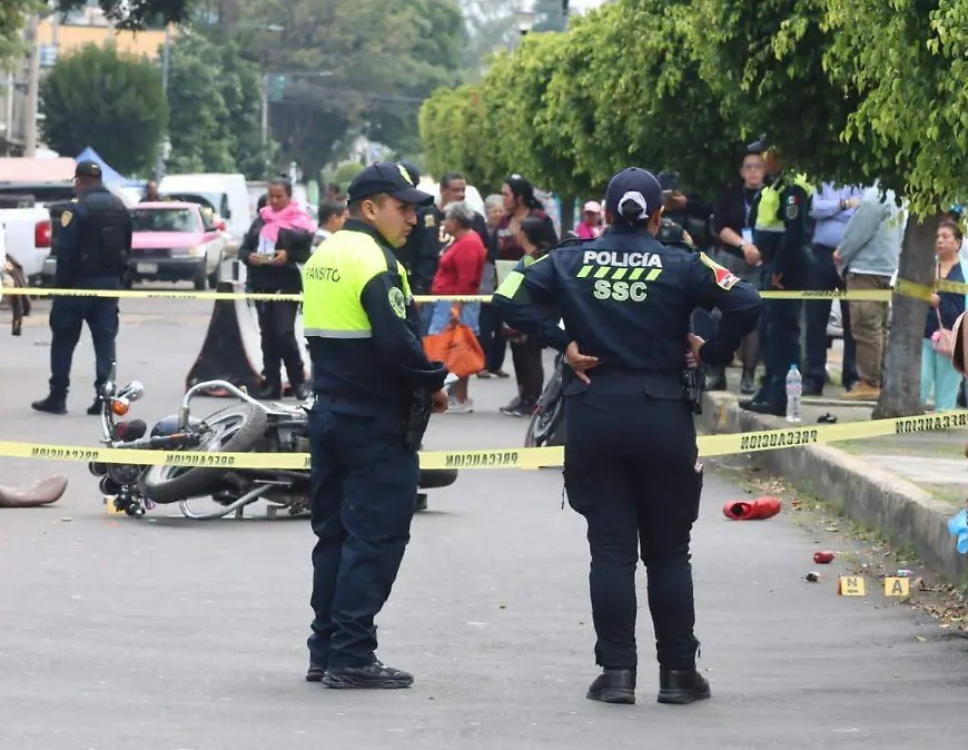 Policias ante motocicleta en accidente