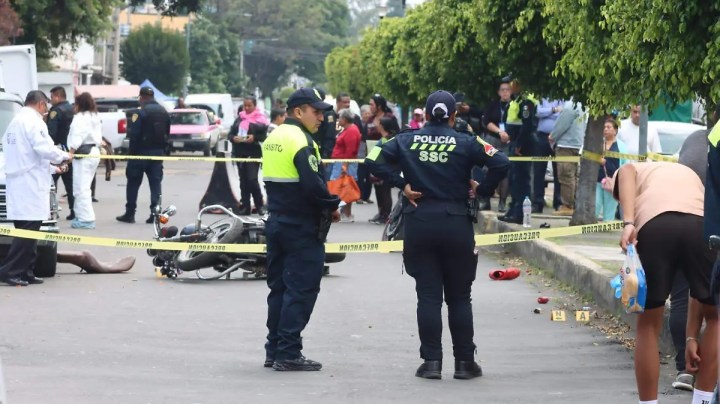 Policias ante motocicleta en accidente