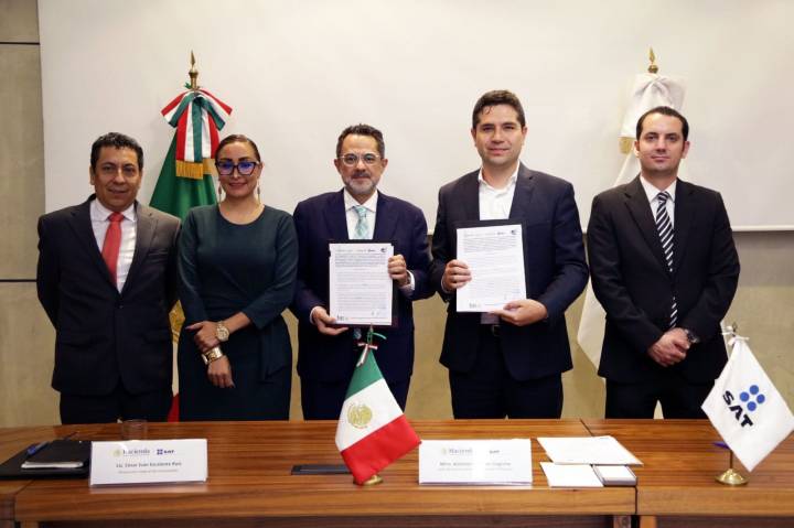 Firma de convenio entre el Sat y la Profeco