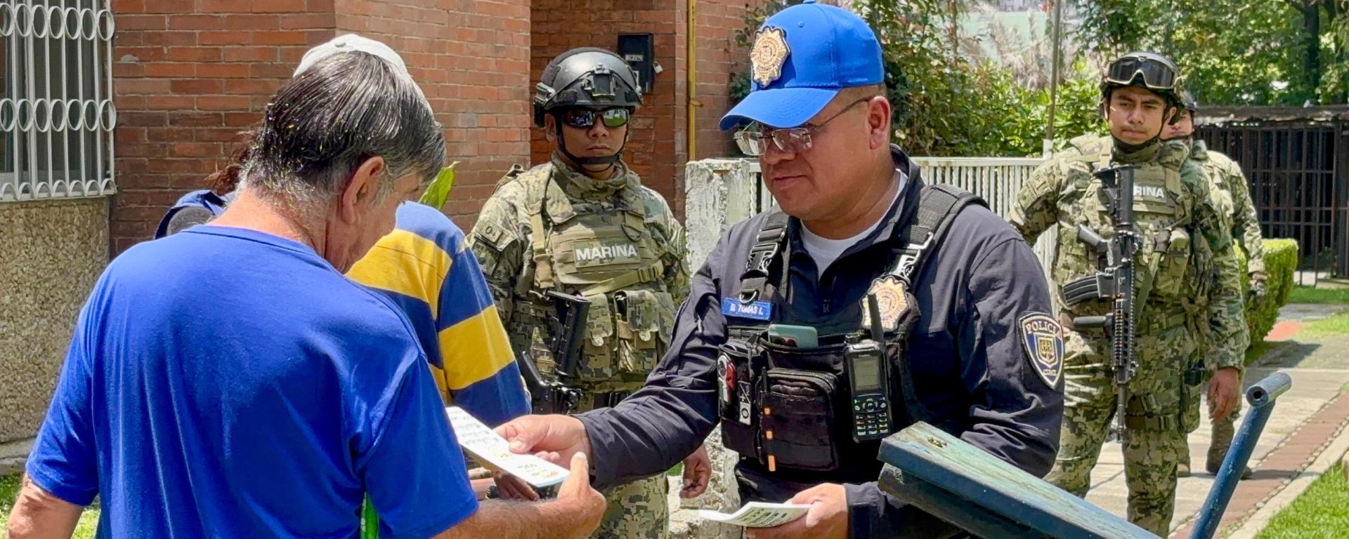 Policia auxiliar e infantes de Marina