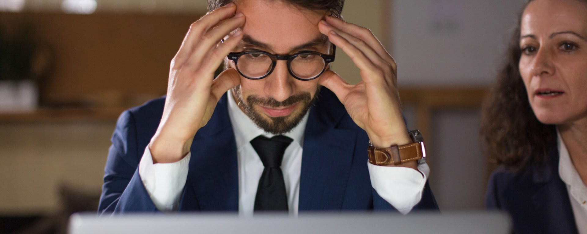 Persona en computadora