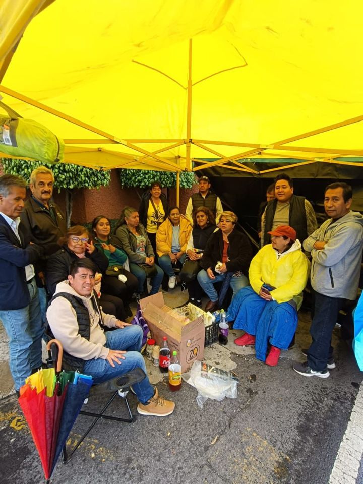 Integrantes del PRD en manifestación en el IECM