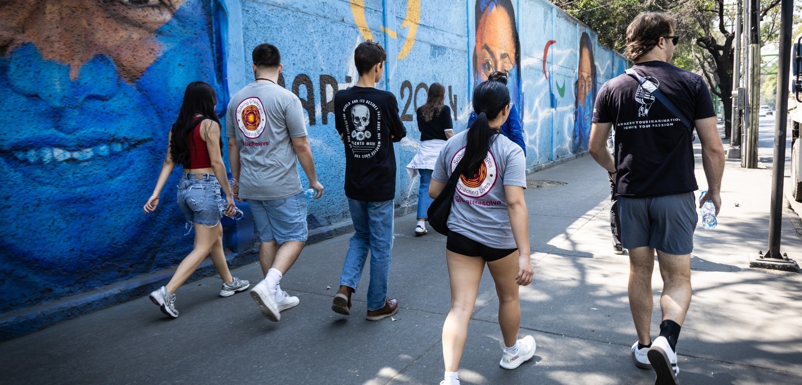 Estudiantes caminan por la calle