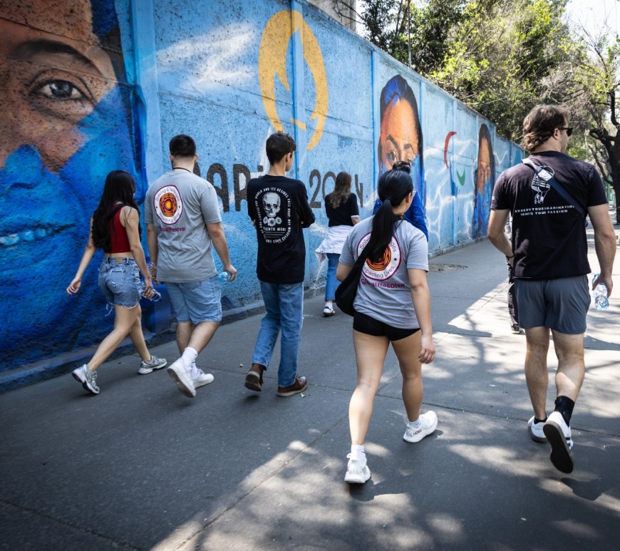 Estudiantes caminan por la calle