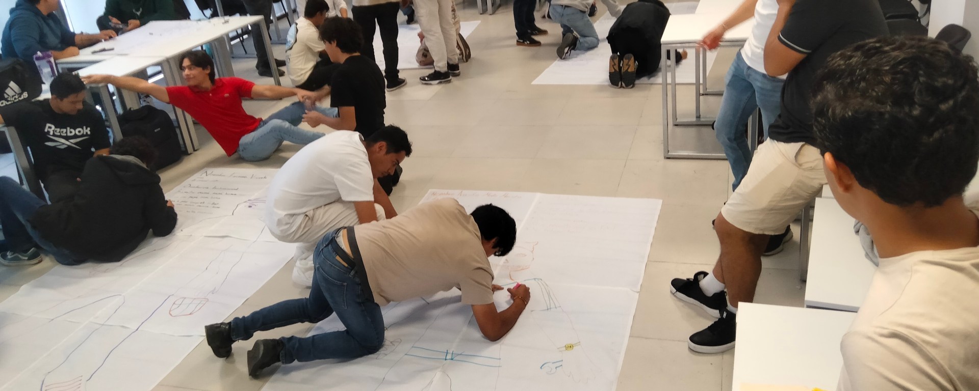 Jovenes en salon de clase