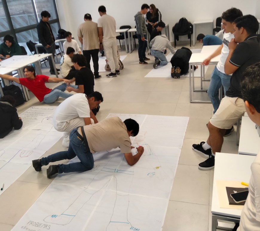 Jovenes en salon de clase