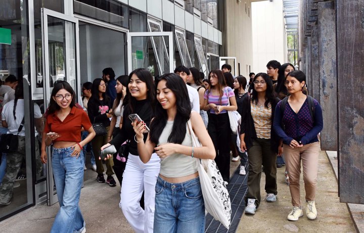 Alumnos en instalaciones de la UNAM