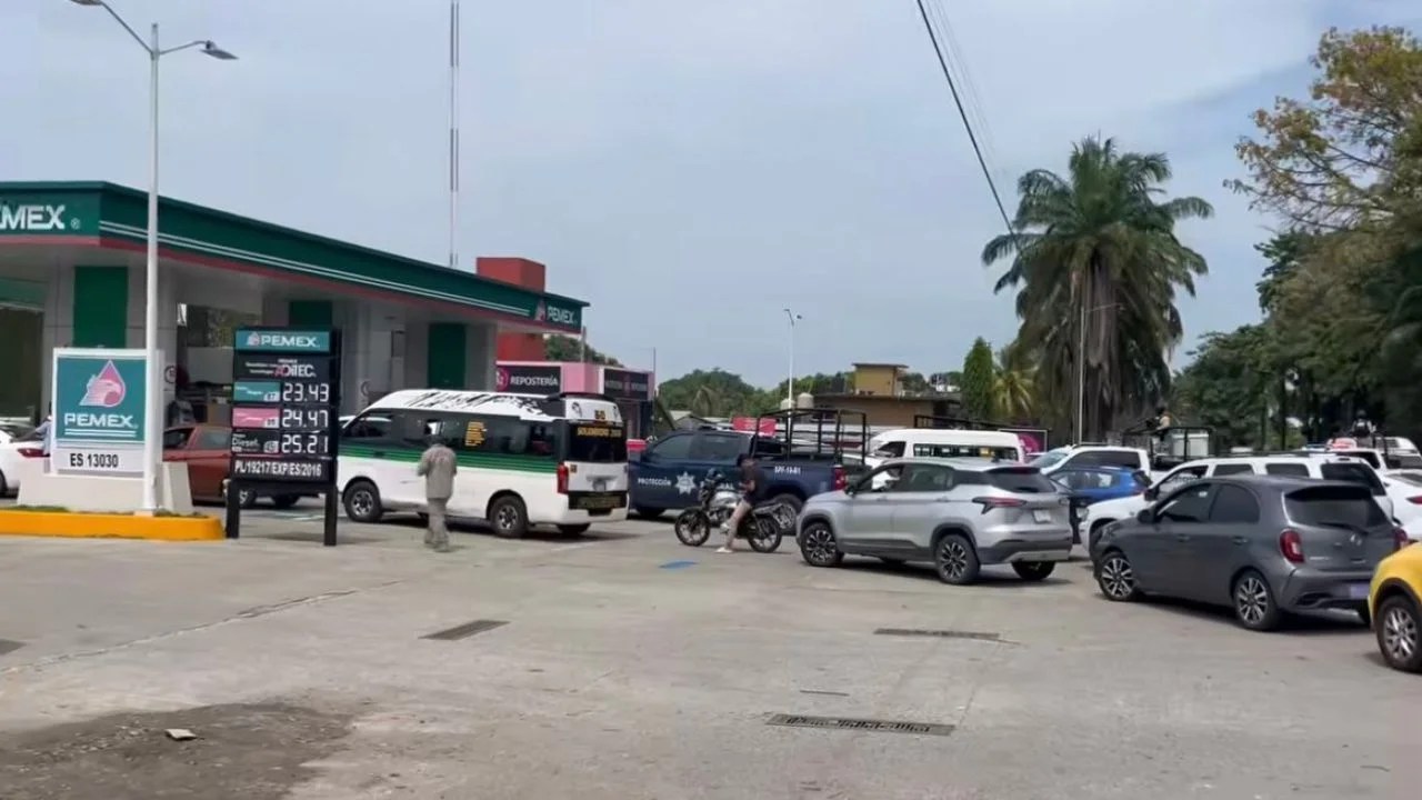 Fila en gasolinería