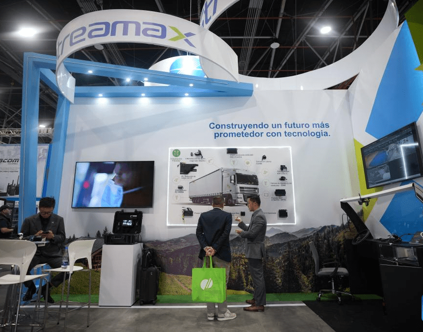 Personas conversan en un estand del pabellón chino | Xinhua/Andrés Moreno