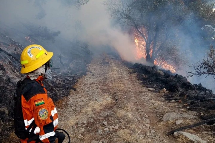 Bombero en incendio forestal en Bolivia | EFE/ Grupo Voluntario de Salvamento de Cochabamba