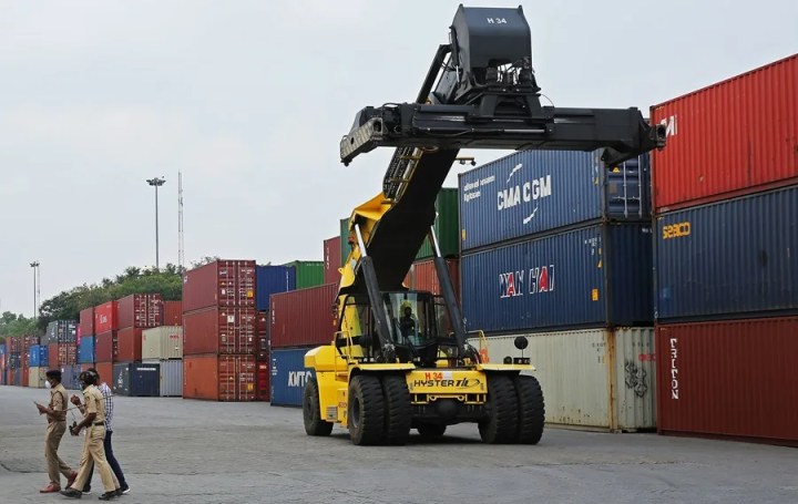 contenedores | EFE/EPA/ Jagadeesh 