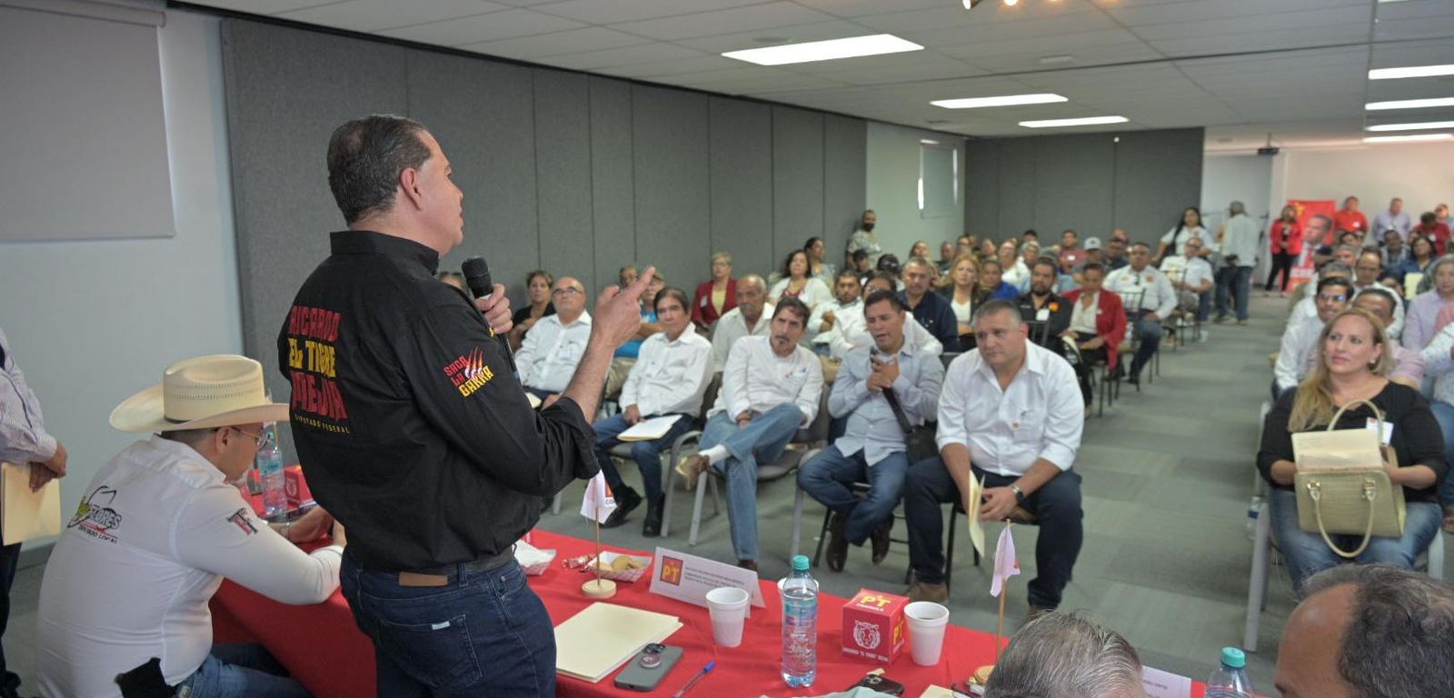 Ricardo Mejia en una reunion