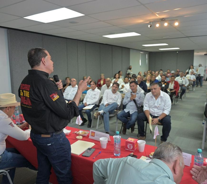 Ricardo Mejia en una reunion