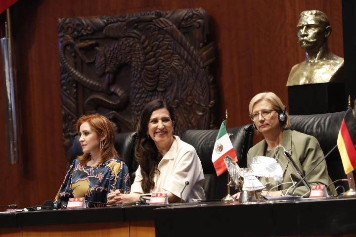 Kenia López Rabadán