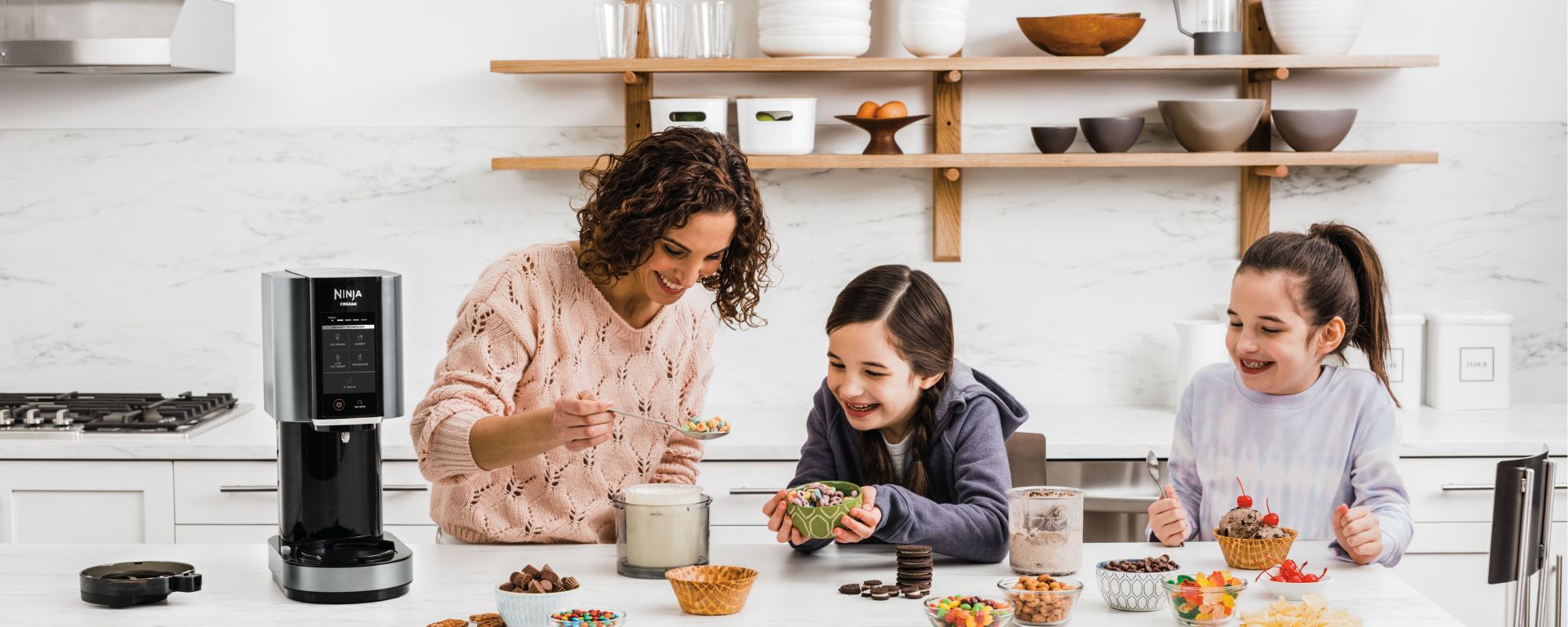 Mujer con hijos en cocina