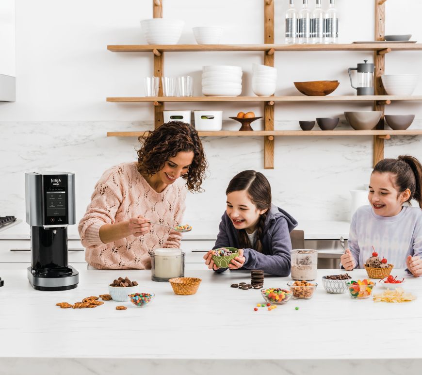 Mujer con hijos en cocina