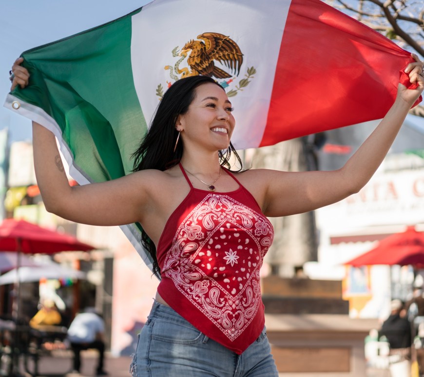 Mujer con bandera de Mexico