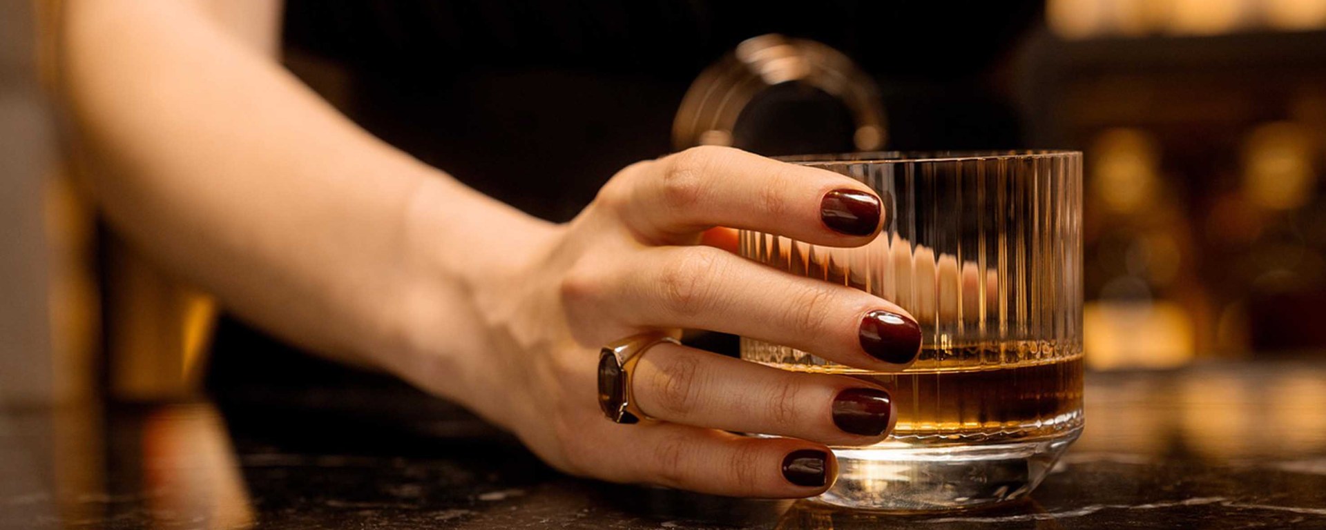 Mano femenica con bebida