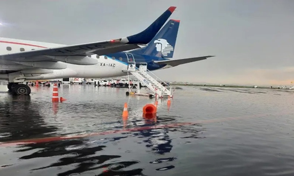Pista del AICM inundada