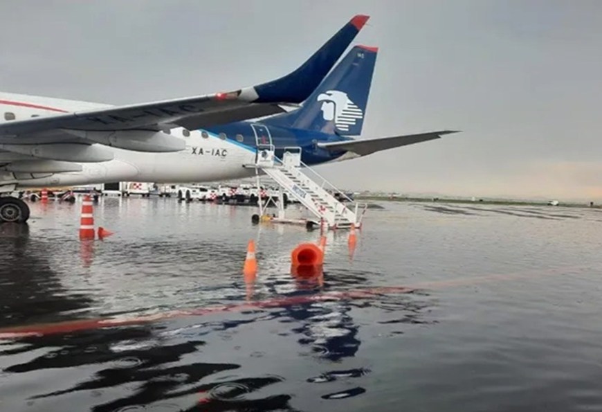 Pista del AICM inundada
