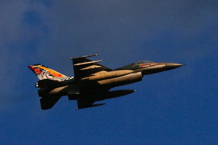 Un avión caza F-16 de la Fuerza Aérea de Venezuela | EFE/Cristian Hernández

