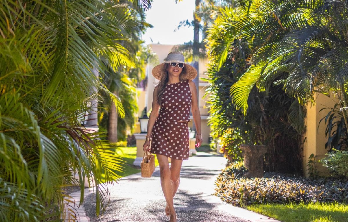 Mujer camina en pasillo