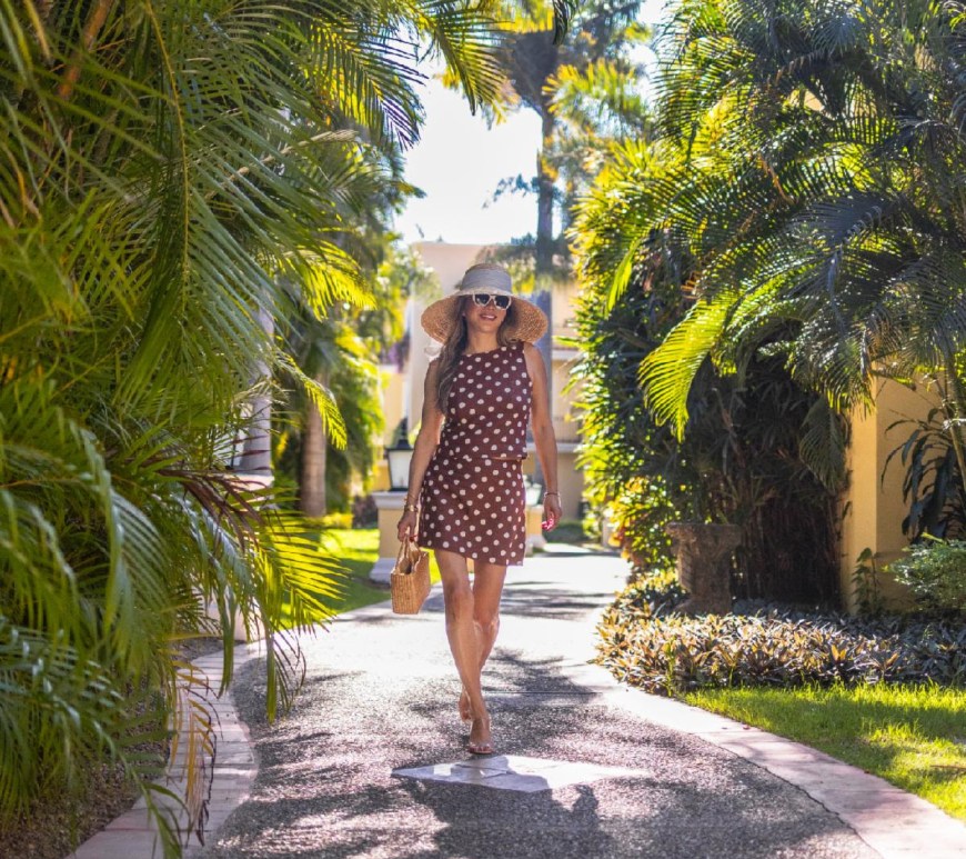 Mujer camina en pasillo