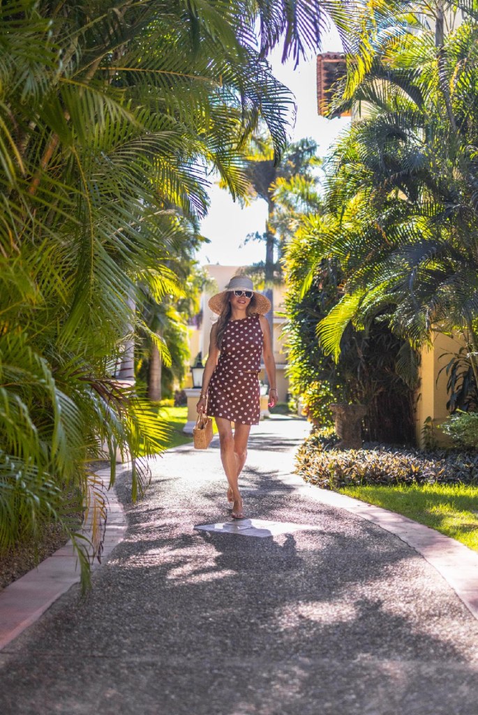 Mujer camina en pasillo 