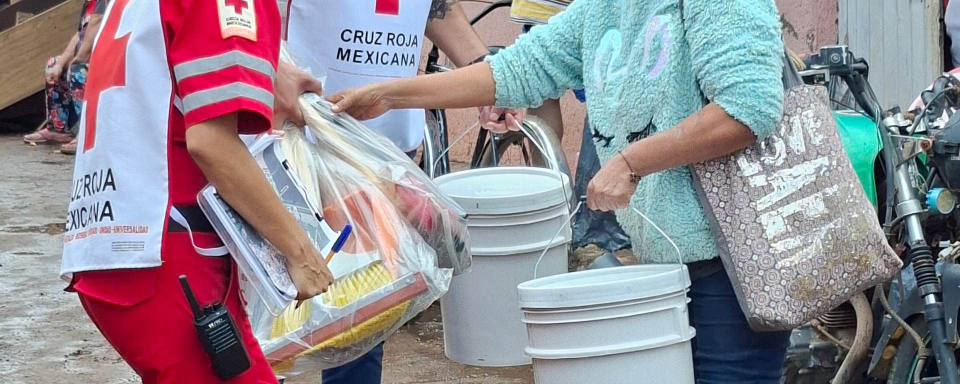 Socorristas de la Cruz Roja entregan ayuda humanitaria